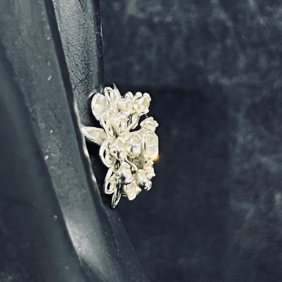 Sarah Coventry Silver Tone And Rhinestone Flower Ring (R324) - Picture 2 of 5